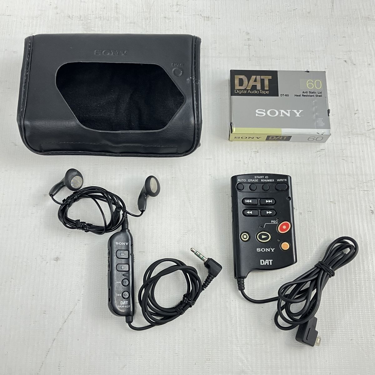 Sony DATポータブルデッキ TCD-D8 SONY DATウォークマン TCD-D8 (通電