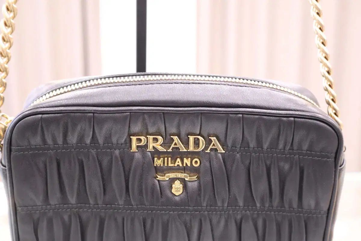 PRADA(プラダ) ナッパ ゴーフル チェーン クロスバッグ ブラック 金具