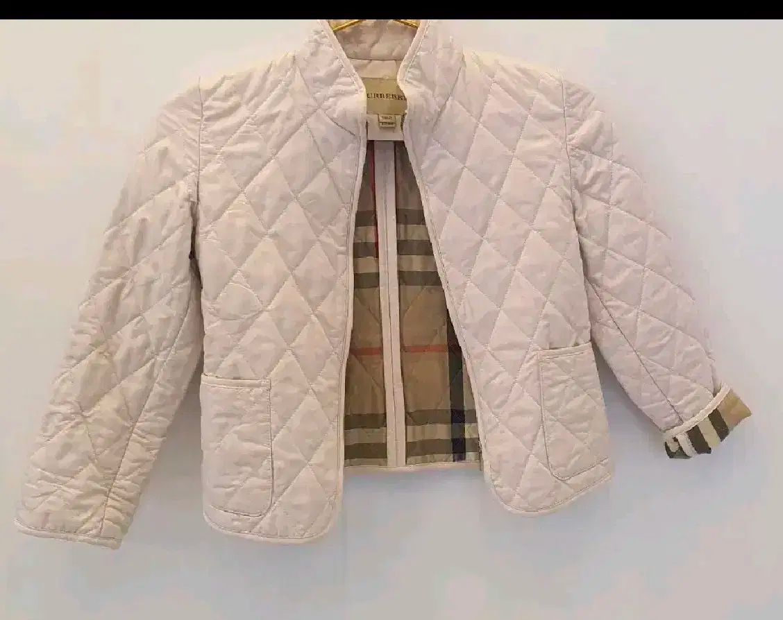 薄いピンクです