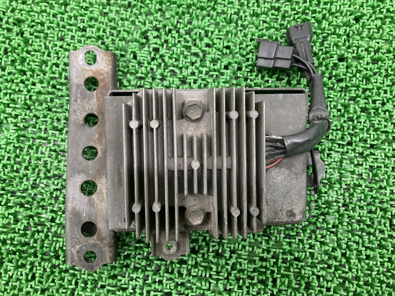イントルーダー400クラシック レギュレター スズキ 純正 中古 バイク