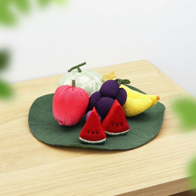 お盆飾り ちりめん製 コンパクト お供え物 果物セット 蓮付  蓮 お供え花 お盆供養 お盆用品 ペット 供養 おしゃれ かわいい 初盆セット ミニサイズ 仏具 国産 京都 龍虎堂 リュウコドウ .お盆用品. 盆用品 お盆飾り 『 ちりめん細工 お供え物 (台付き) 果物セット 』 お盆 おそなえ 野菜 かわいい
