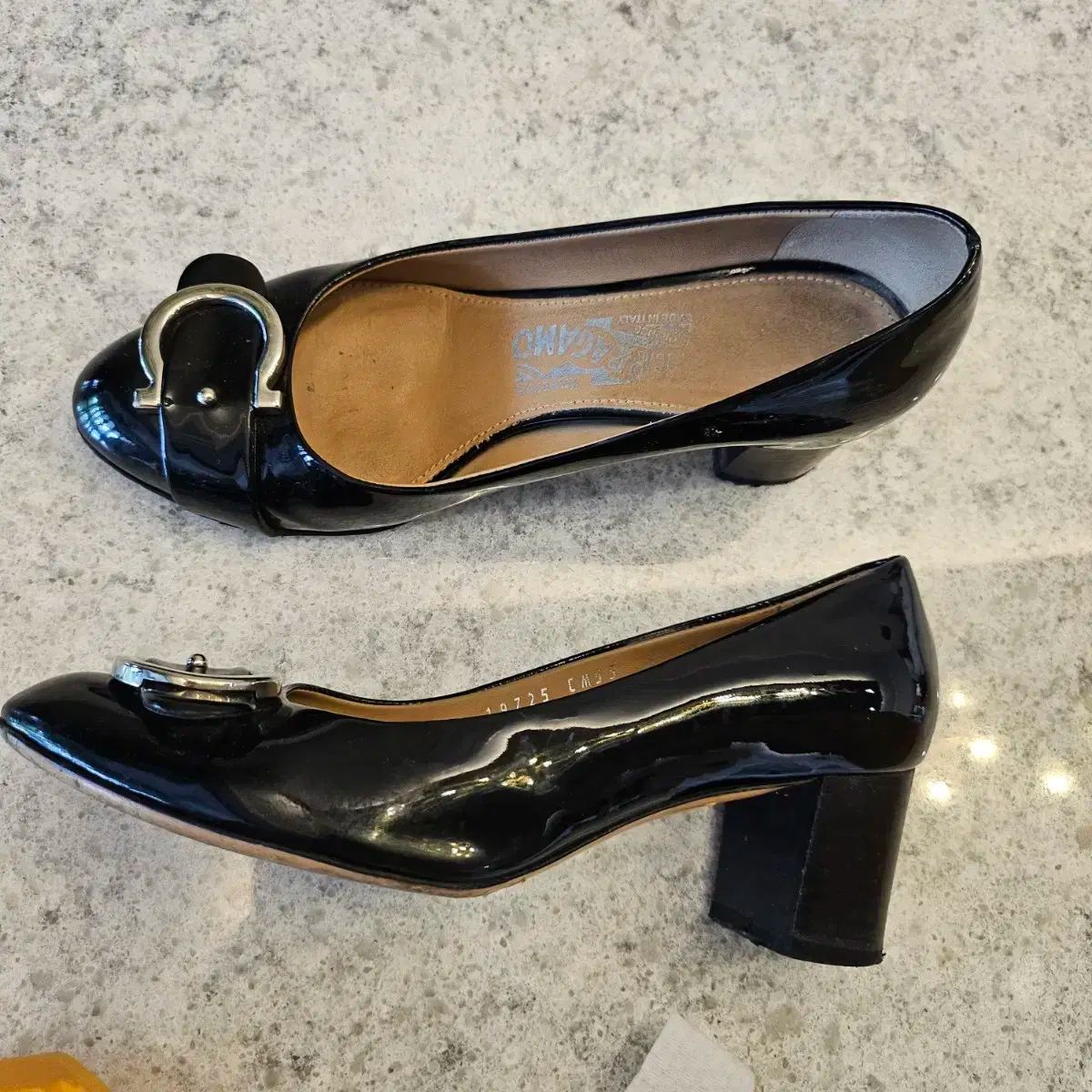 FERRAGAMO(フェラガモ) エナメル パンプス - メルカリ FERRAGAMO(フェラガモ) エナメル パンプス - メルカリ