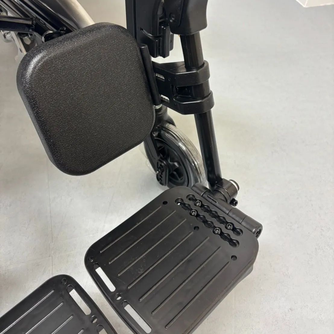 MH-CR3D マイチルトコンパクト 松永製作所  介助式 車椅子 車いす 車イス ノーパンクタイヤ  MATSUNAGA  スリム型 コンパクト  中古 介護用品　リクライニング ティルト リハビリ 中古 リクライニング車椅子 Aランク】マイチルトコンパクト 3D MH-CR3D