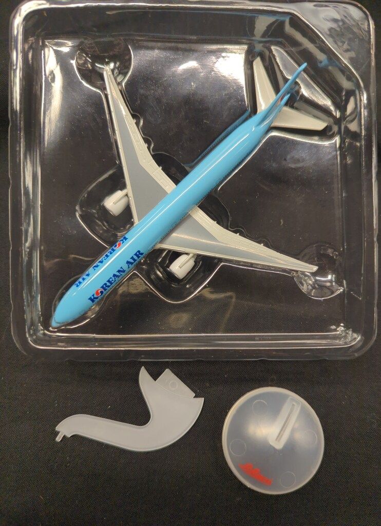 シュコ-1/600大韓航空B777-300 Amazon.co.jp: 1/600 B777-300 大韓航空 : ホビー