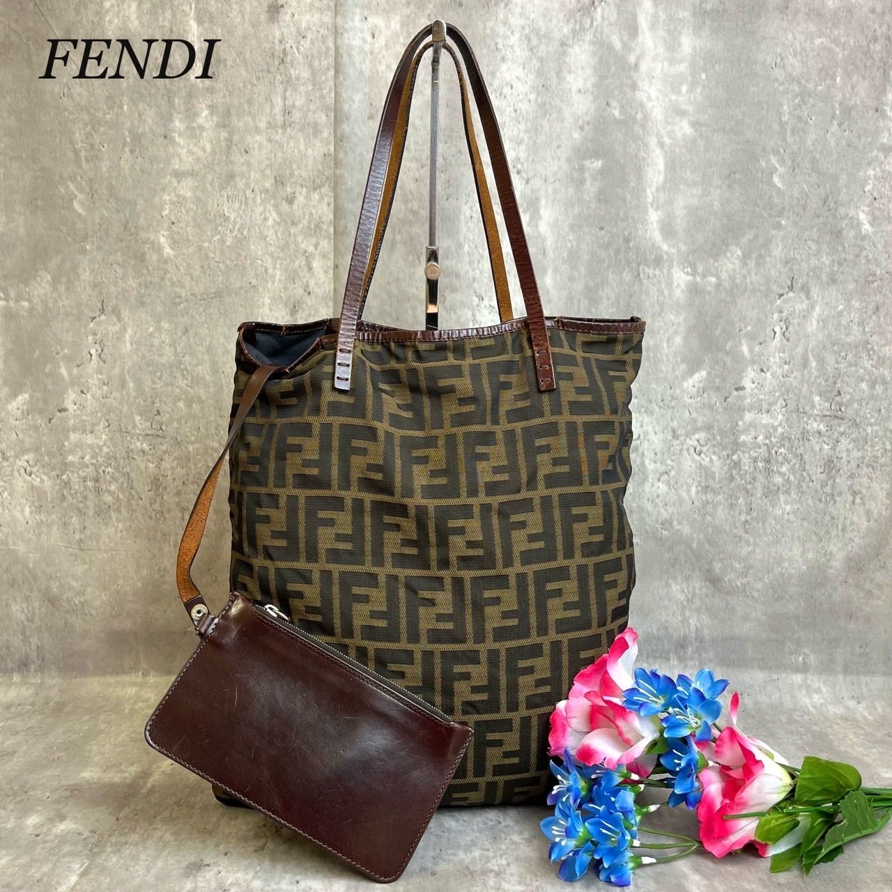 ✨良品✨ FENDI フェンディ トートバッグ ハンドバッグ ポーチ付き ズッカ柄 FFロゴ 総柄 ロゴプレート シルバー金具 ロゴ型押し キャンバス  レザー レディース ブラウン 茶色 - メルカリ