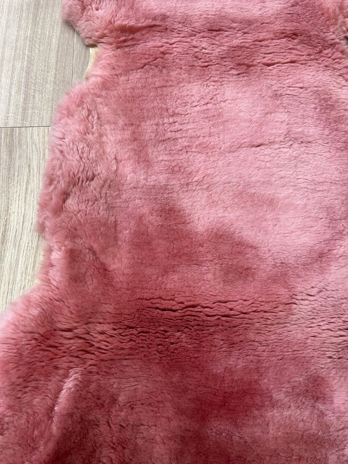 ニチロムートン 羊の毛皮 1.5匹物 ラグ ピンク