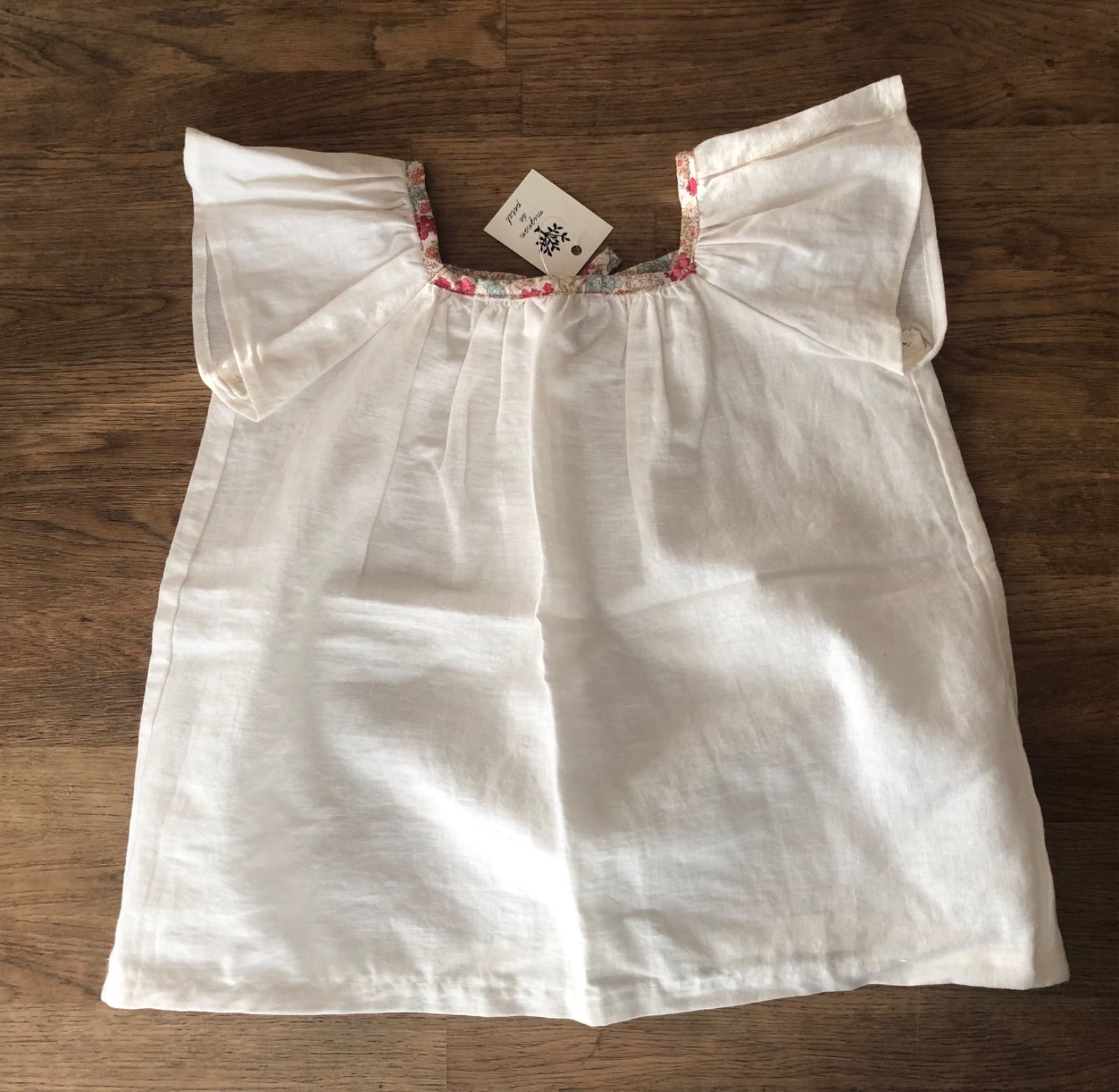 ひらひら袖のブラウス