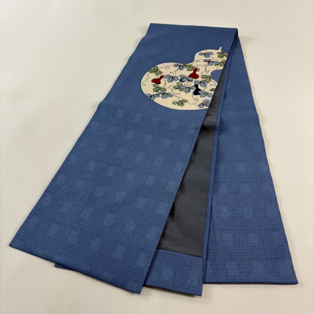 名古屋帯 美展作家 松本隆男 丸に鯉 花模様 縮緬 青褐色 O-5520 名古屋