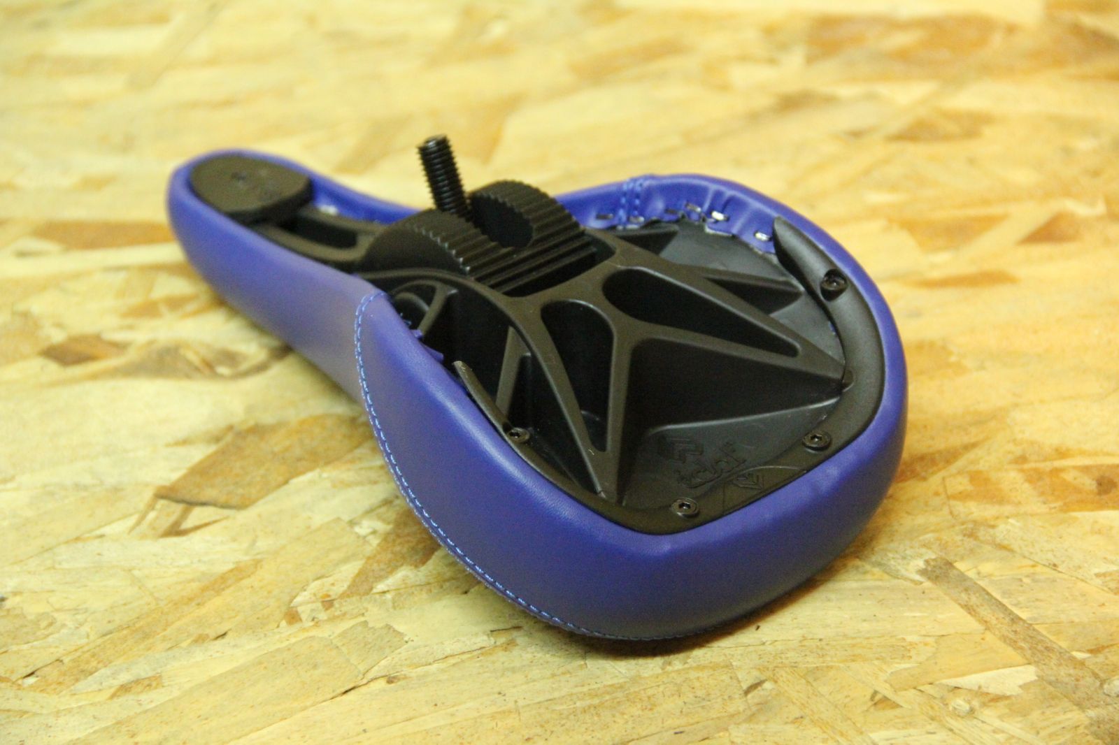 自転車 BMX シート ECLAT BIOS PIVOTAL SEAT MID PADDED BLUE - メルカリ