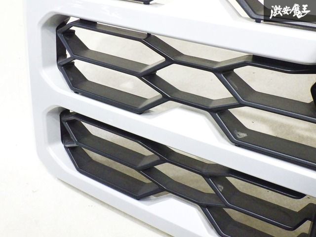 新車外し】 三菱純正 LC2T トライトン フロントグリル