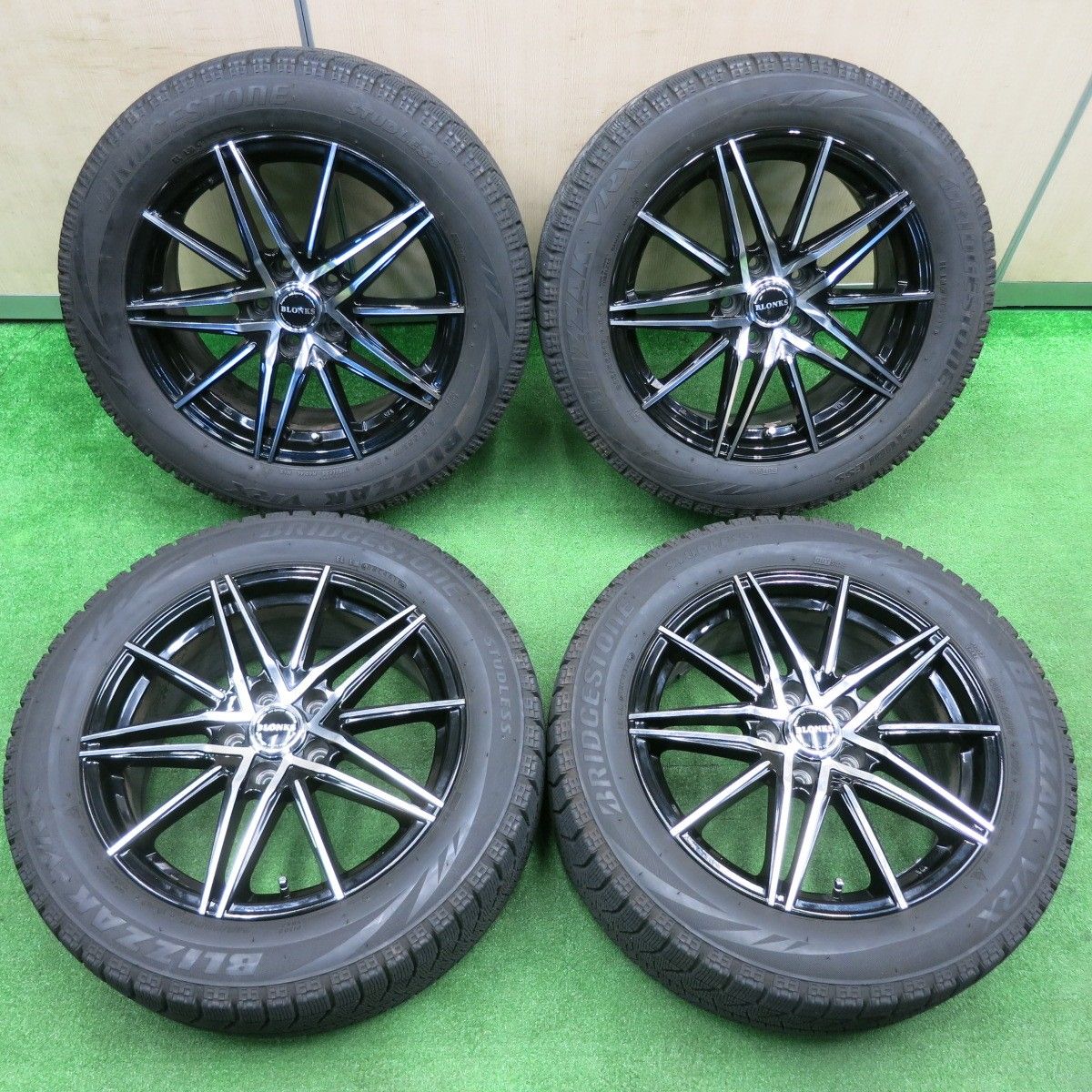[送料無料] バリ溝！9.5分スタッドレス 215/55R17 ブリヂストン ブリザック VRX BLONKS ブロンクス 17インチ PCD114.3/5H4112503TNス