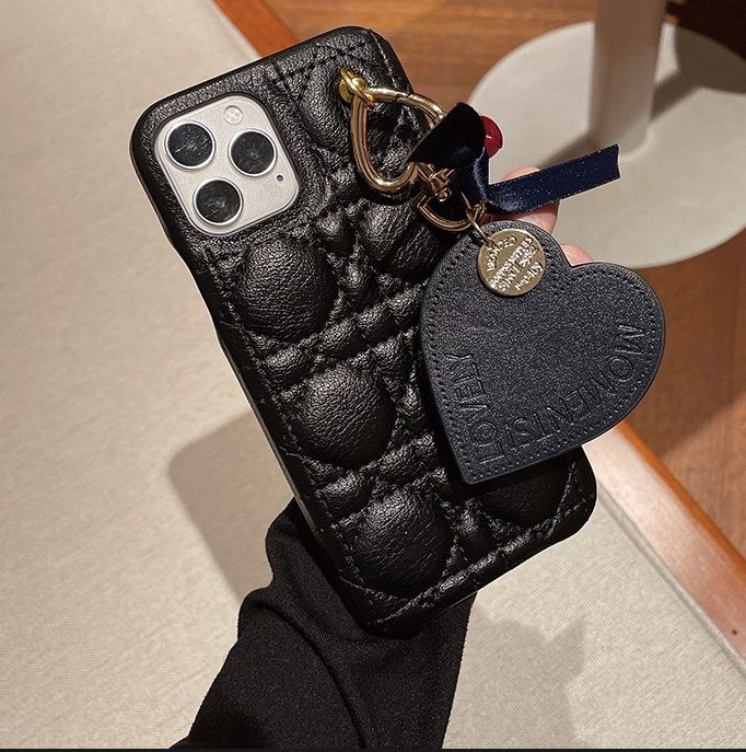 ディオールブラック キルティング iPhoneケース チャーム付き