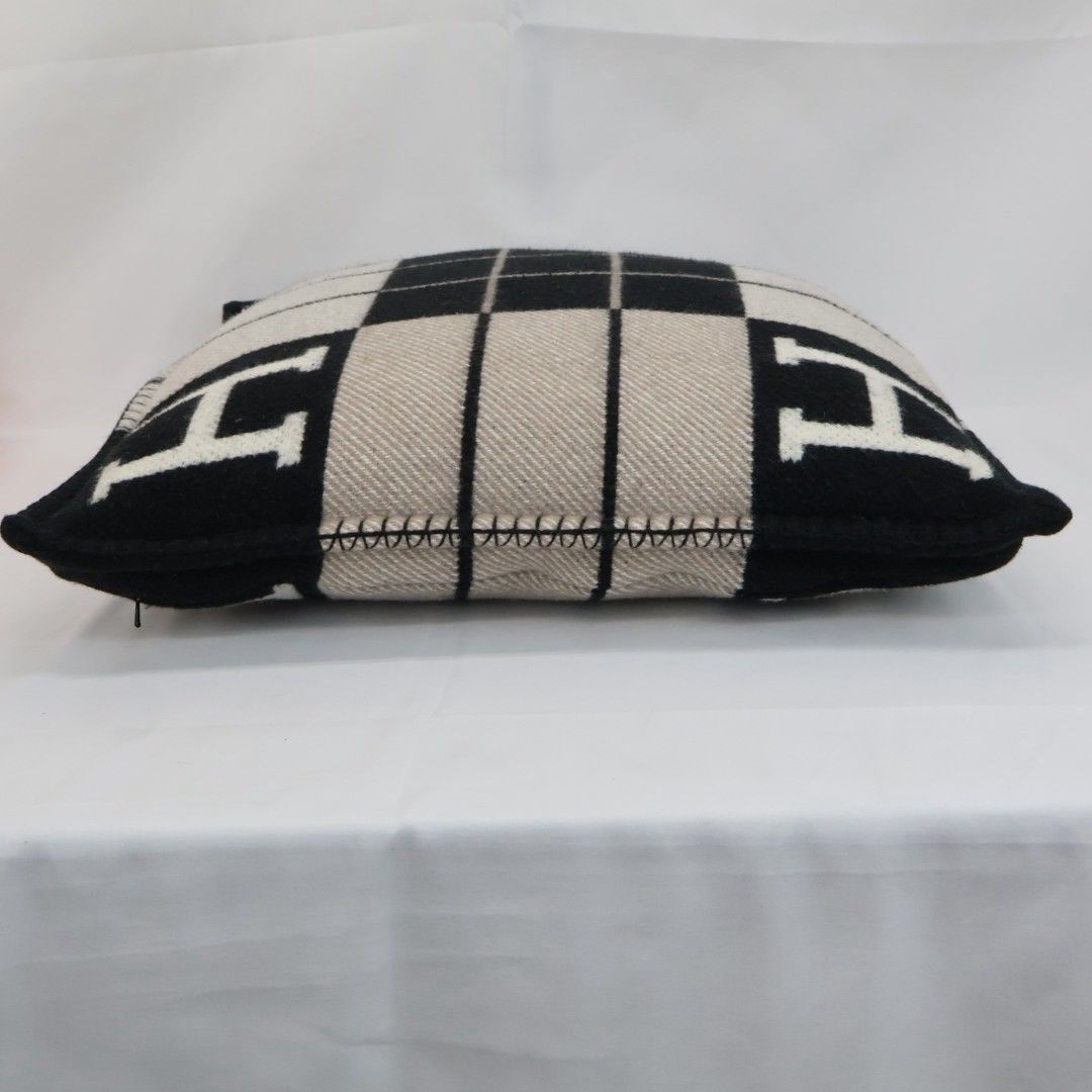 HERMES クッション アヴァロンⅢ PM エクリュ グリフォンセ
