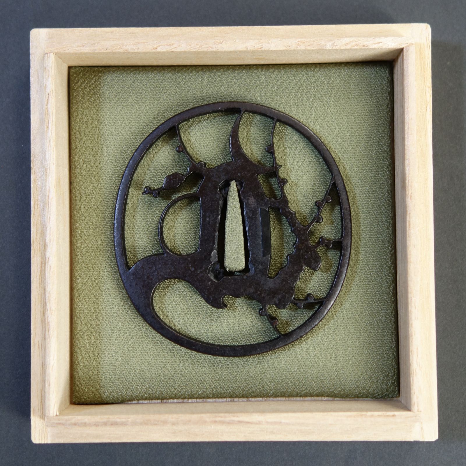 老梅に三日月透鍔 鍔