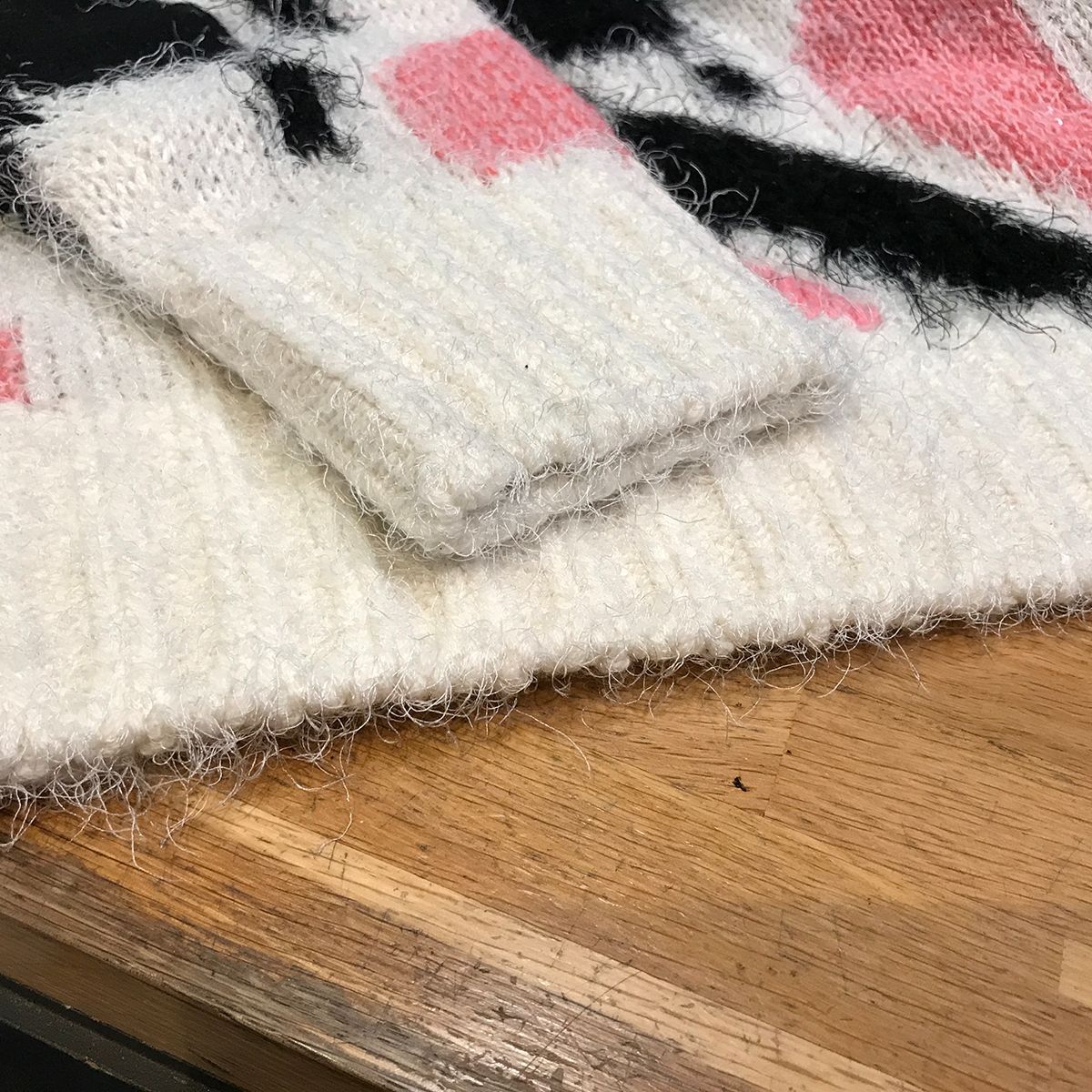 【新品同様】シャネル ニットセーター ブラック ホワイト ピンク #34 XS P76108 カシミア シルク 花 フラワー 13620 新品同様】シャネル ニットセーター ブラック ホワイト ピンク