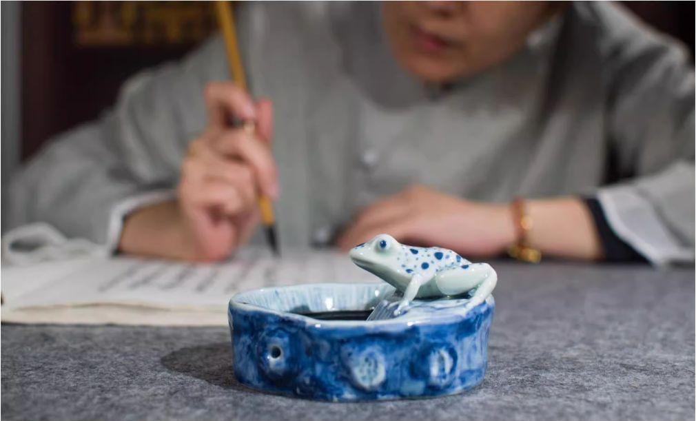 景徳鎮 陶磁器 手制蛙池 筆洗 灰皿 書道具 文房具 現代工芸品 美術品 置物 景徳鎮 陶磁器 手制蛙池 筆洗 灰皿 書道具 文房具 現代工芸品