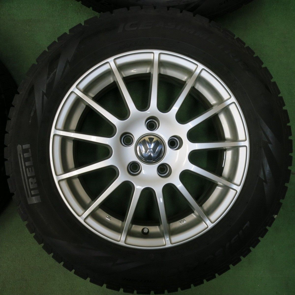 激安特価で販売中！ キレイ ワーゲン 等 IRVINE F01 215 60R16 スタッドレス ピレリ アイスアシンメトリコ プラス アーヴィン 16インチ PCD112 5H 4122504SYス