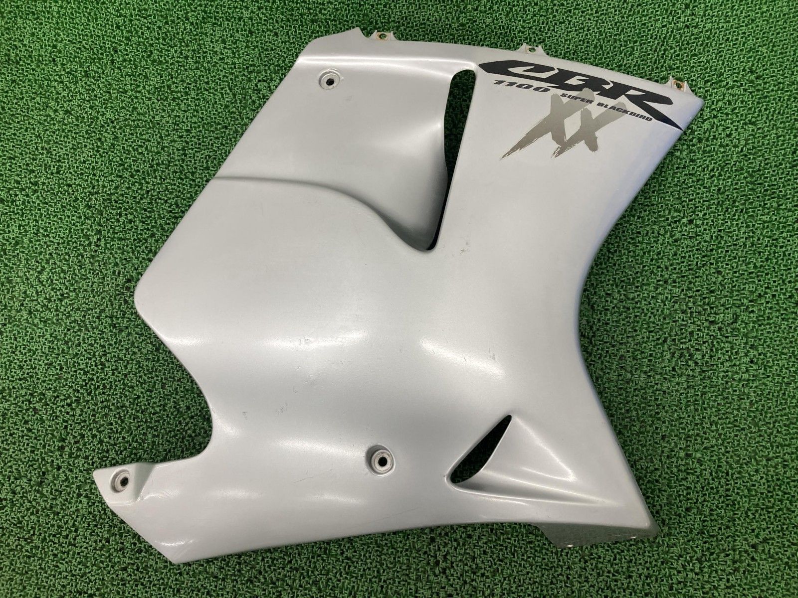CBR1100XX サイドカウル 右 銀 MAT ホンダ 純正 バイク 部品 SC35 スーパーブラックバード 品薄 希少品 ペイント素材に 【中古】 27 CBR1100XX サイドカウル 右 銀 MAT ホンダ 純正 バイク 部品 SC35