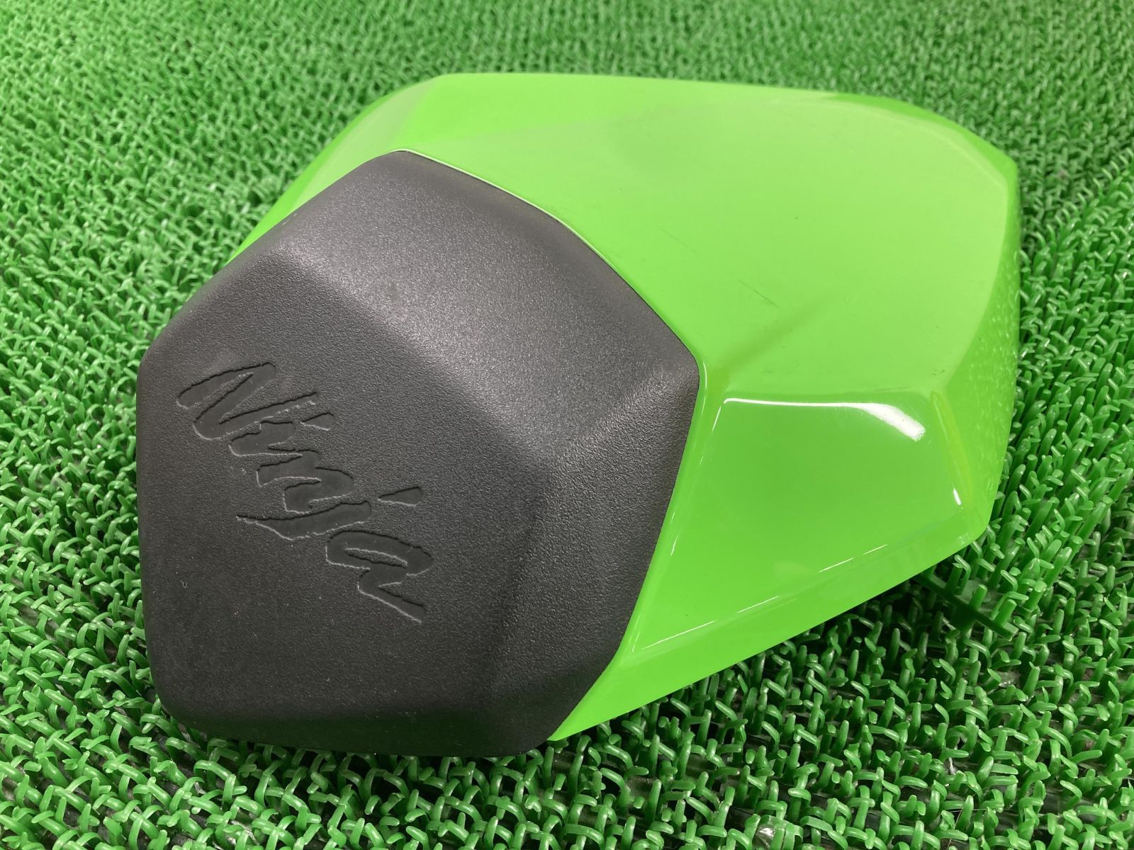 ZX-6R シングルシートカウル 緑 カワサキ 純正 2021年式外し ZX636G-014 ペイント素材に 割れ欠け無し 品薄 希少品 【中古】 13 ZX-6R シングルシートカウル 緑 ZX636G-014*** カワサキ 純正 中古