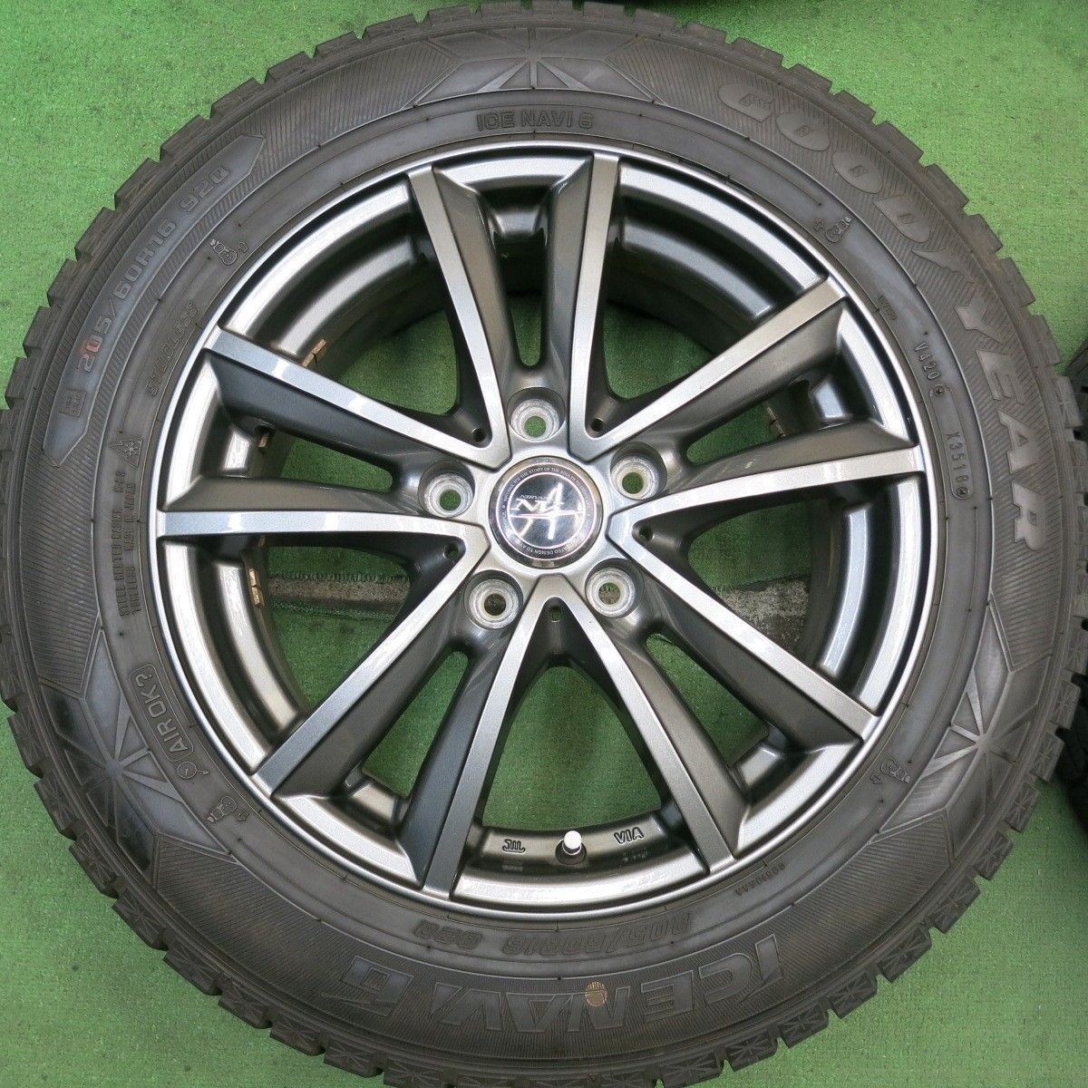 バリ溝!9.5分☆スタッドレス 215/70R16 ダンロップ ウインター バリ溝!9.5分☆スタッドレス 215/70R16 ダンロップ ウインター