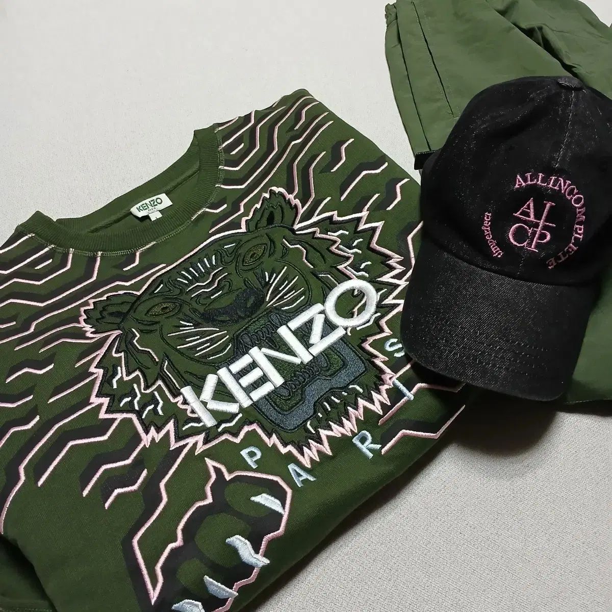 Kenzo KENZO(ケンゾー) タイガー パーカー カーキ 心地よくないもの