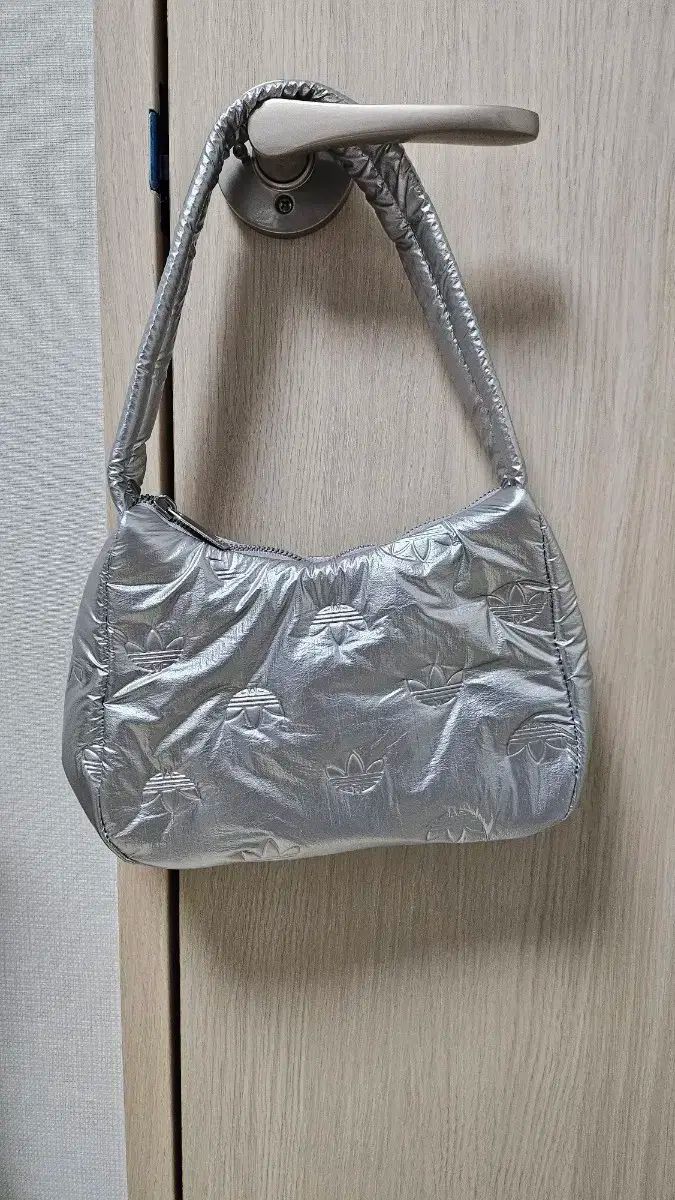 【Adidas】送料・関税込★サテン ミニショルダーバッグS adidas（アディダス）の「パフィー サテン ミニ ショルダー