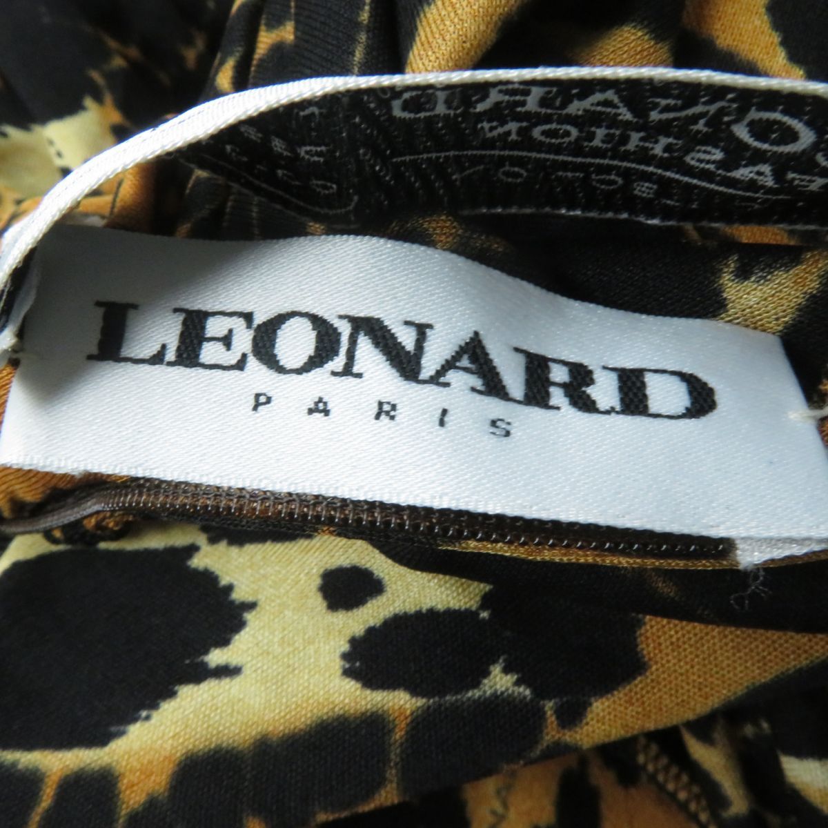 美品☆LEONARD FASHION レオナール ファッション シルク100％ アニマル柄 長袖 タートルネック ワンピース ブラウン系 38  レディース