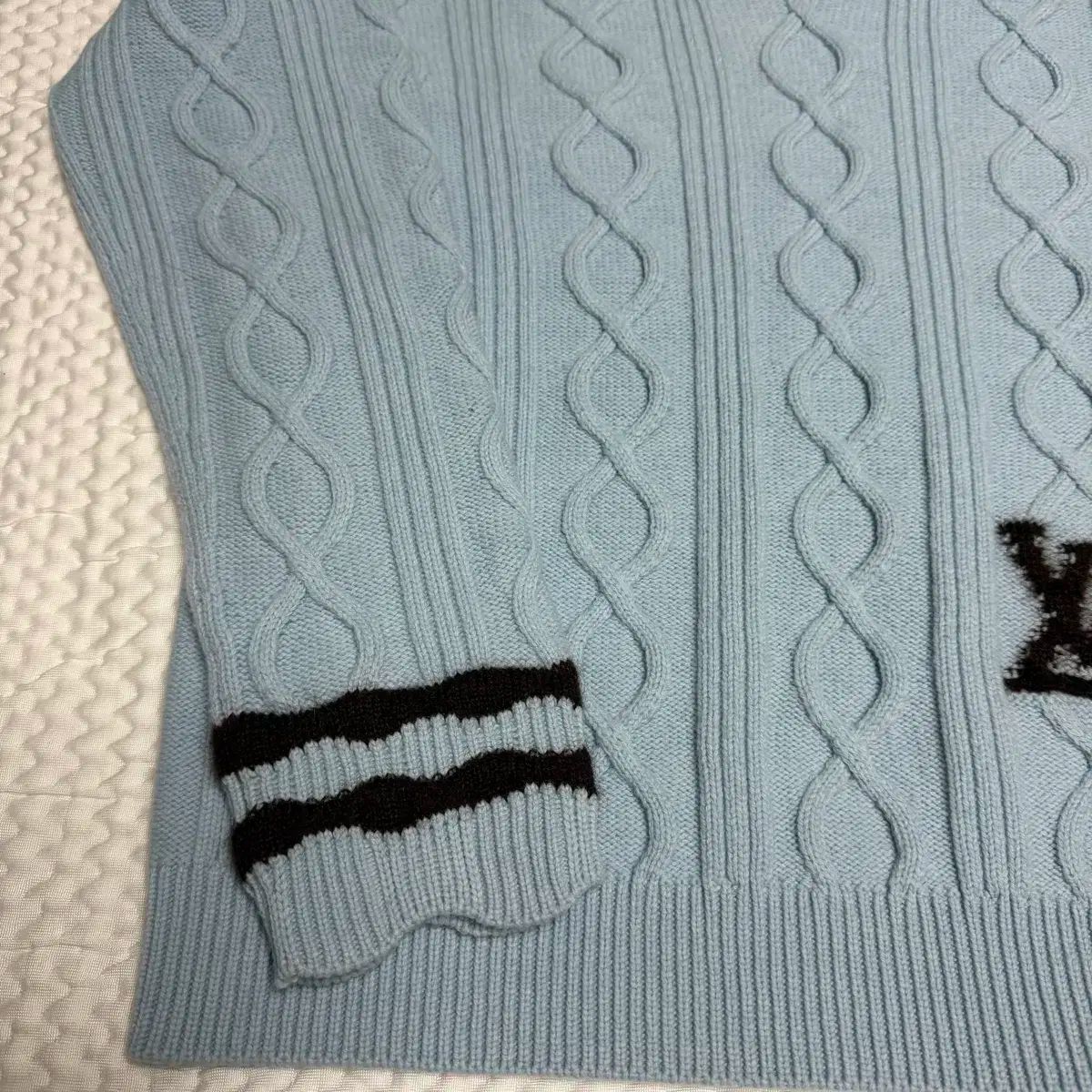 【ルイヴィトン】 ラインストーンケーブルニットTシャツ Louis Vuitton(ルイヴィトン) メンズ Vネック ケーブル ニット
