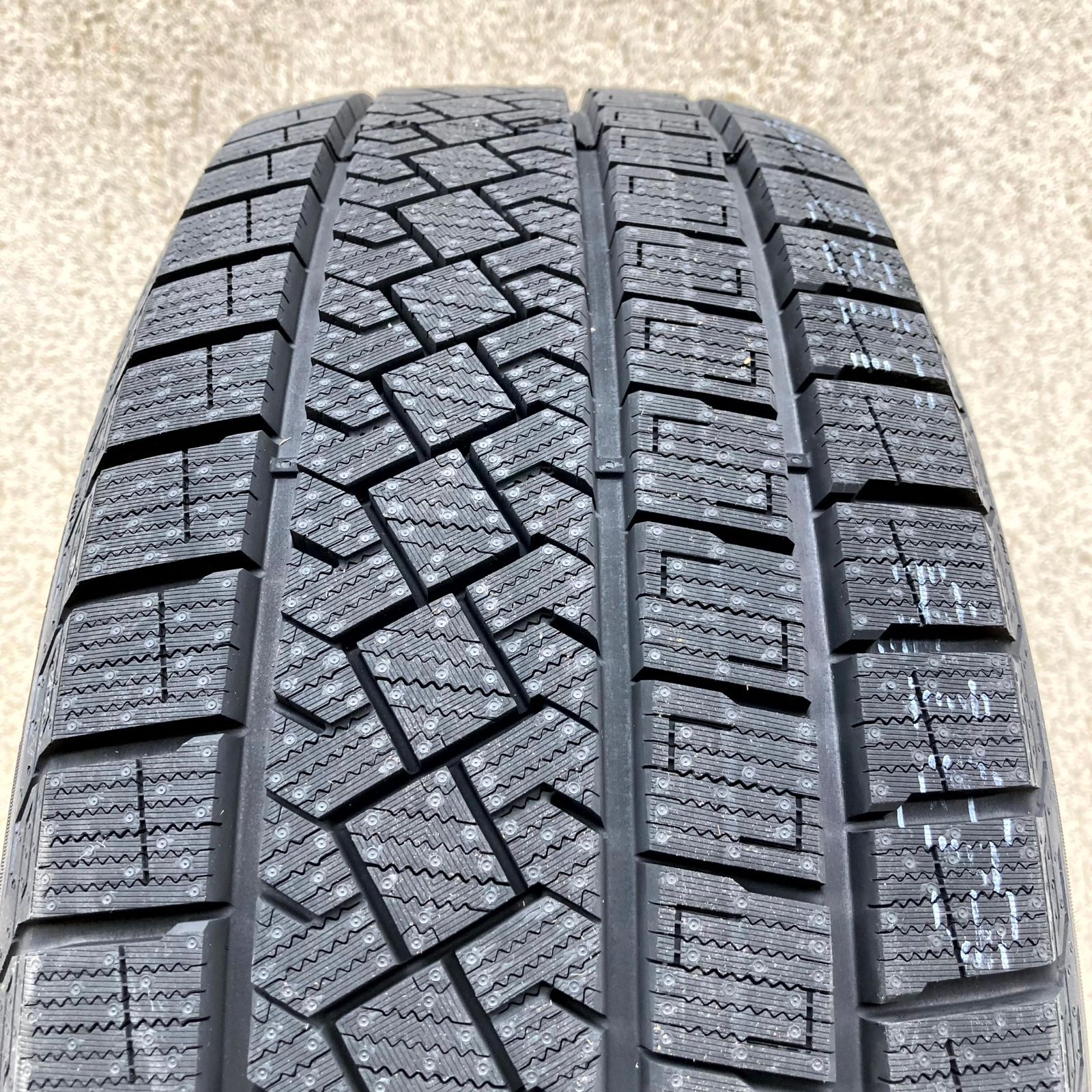 新品 ピレリ アイスゼロアシンメトリコ 235/55R19 スタッドレスタイヤ 
