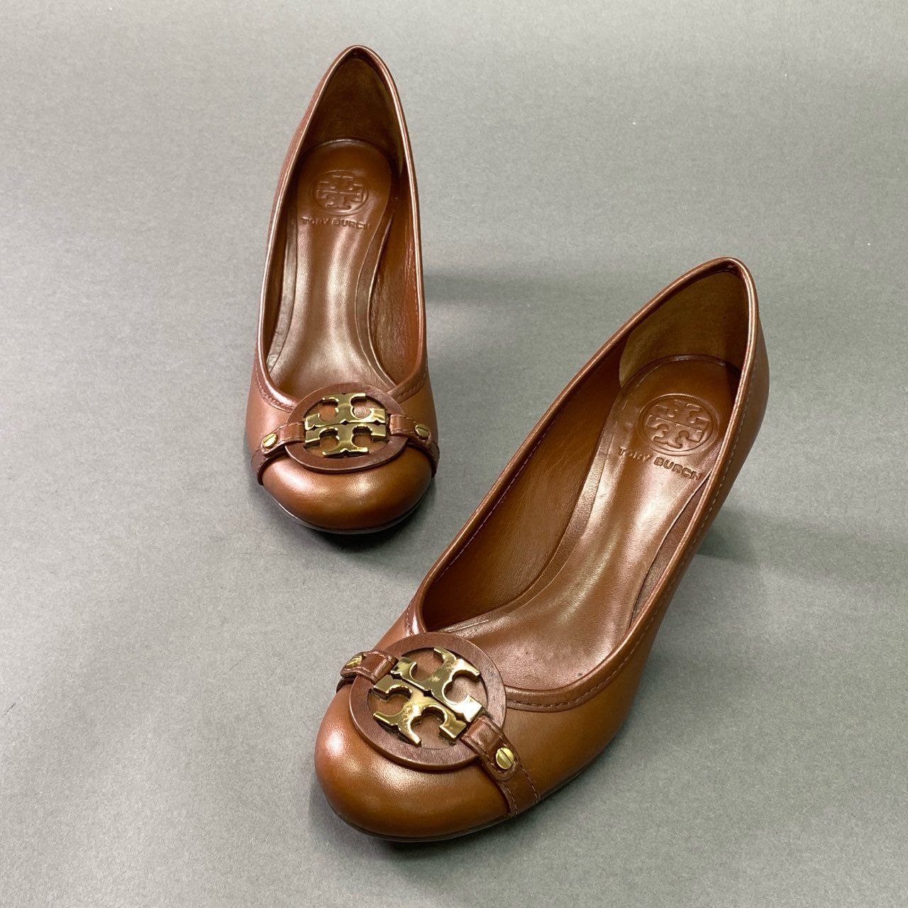 2k9 《美品》 TORY BURCH トリーバーチ ALMOND フロントロゴ