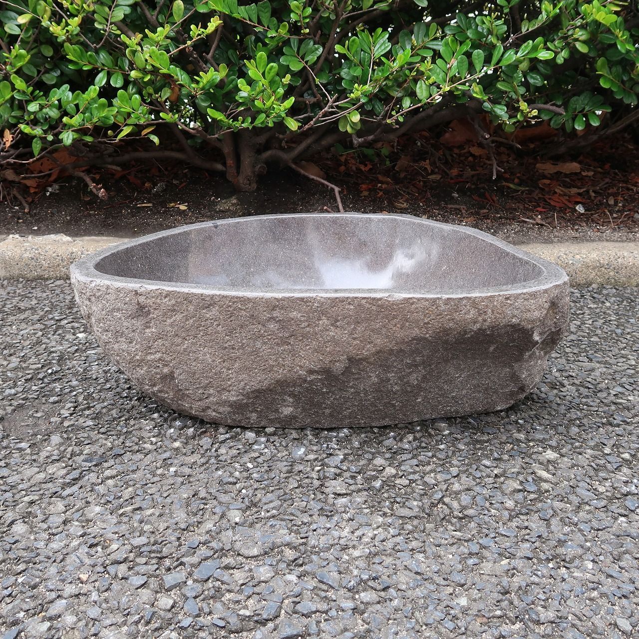 天然石をくり抜いた手水鉢 リバーストーン M 47X38 つくばい 睡蓮鉢 すいれん鉢 メダカ鉢 めだか鉢 ガーデン 坪庭 筧 石材 250924