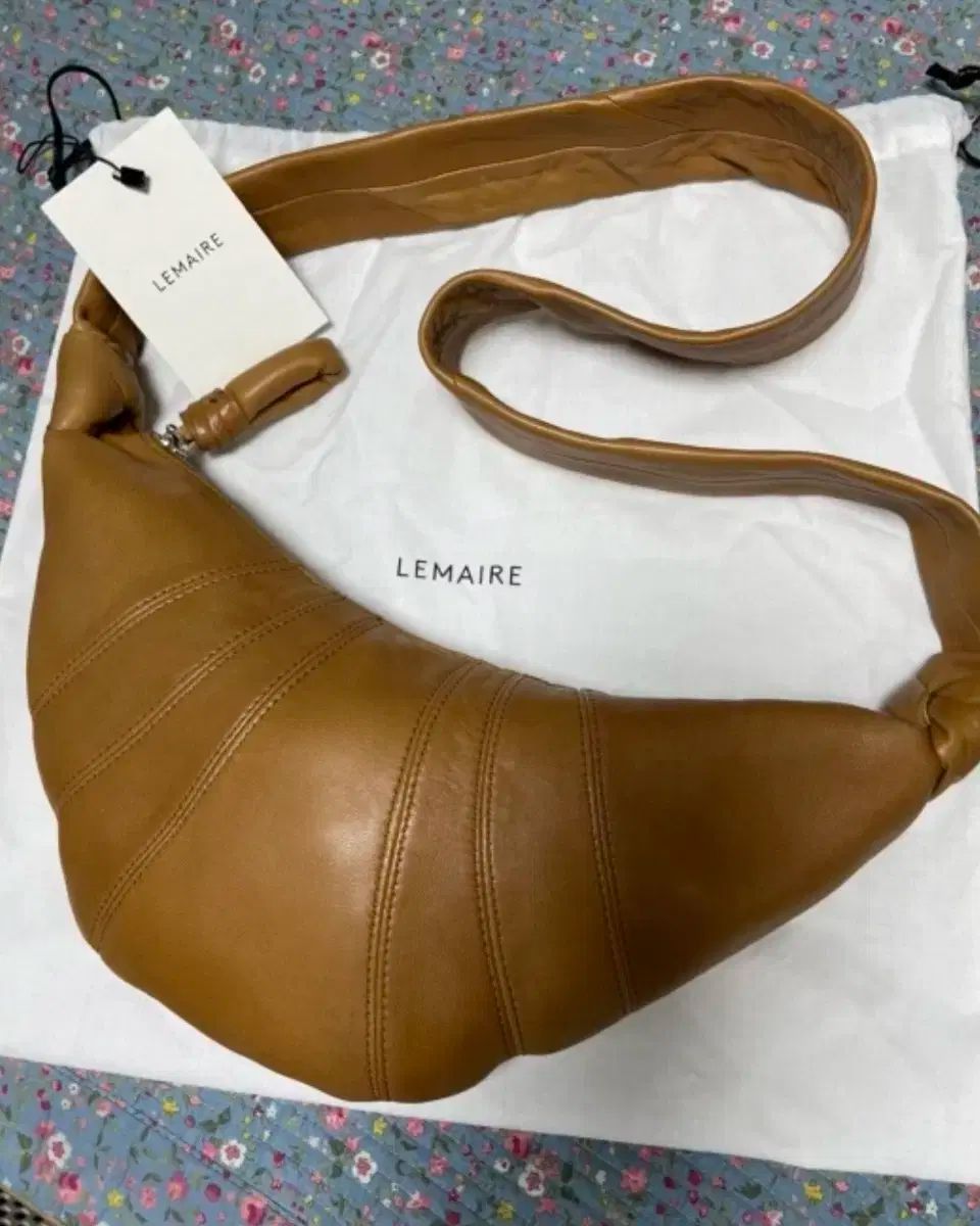 LEMAIRE ルメール ソフトナッパ クルワッサンバッグ 범백 スモール タバコ 色 値引き交渉