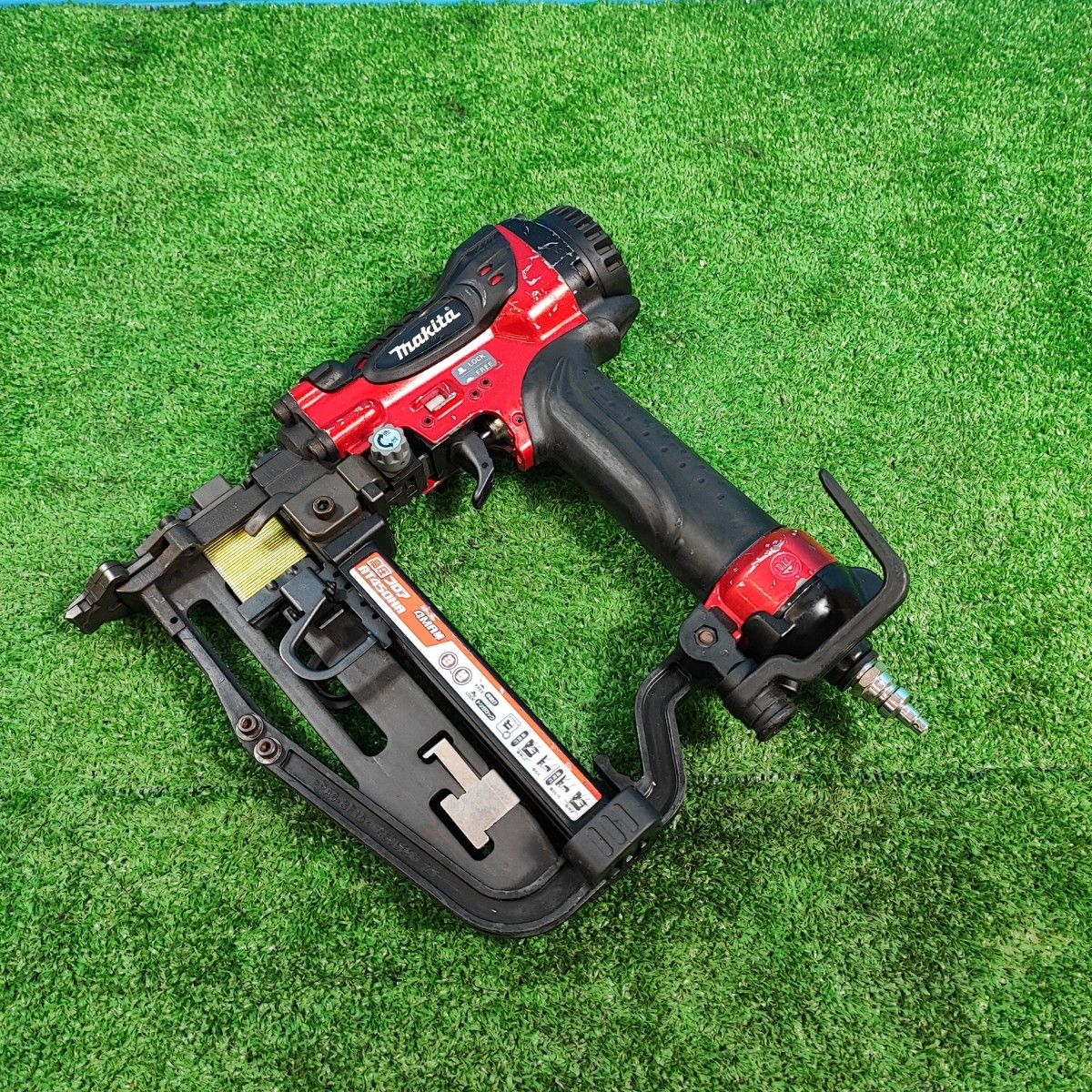 中古品 makita マキタ 高圧 フロアタッカ AT450HA 工具、DIY用品