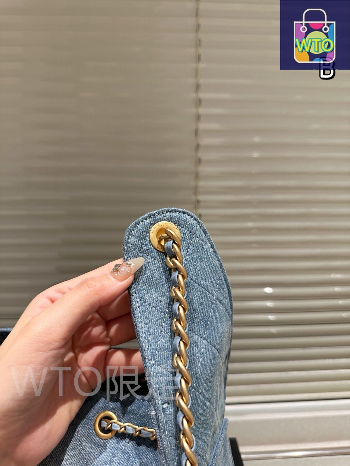 【シンプルトップスに合う♪】CHANEL ライトブルーデニム 2025年クルーズ CHANEL シャネル ベスト ココボタン シンプル