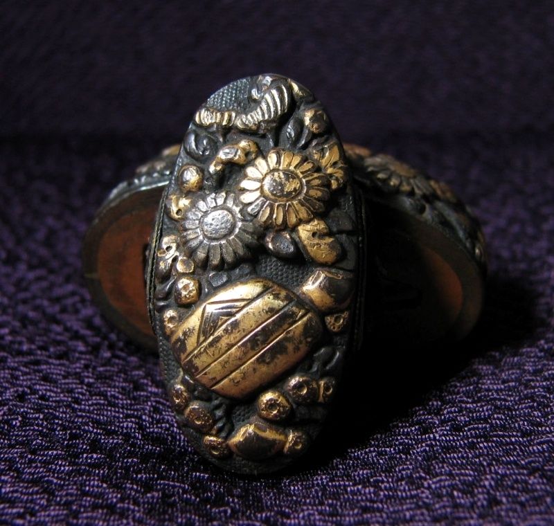 赤銅魚々子地縁頭 金色絵