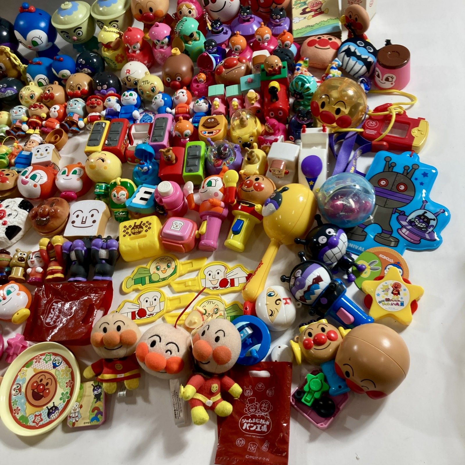 アンパンマン あんぱんまん ぬいぐるみ まとめ 小物 ばいきんまん こきんちゃん ドキンちゃん チーズ 等 13 8 kg ラジコンヘリ ビニールプール