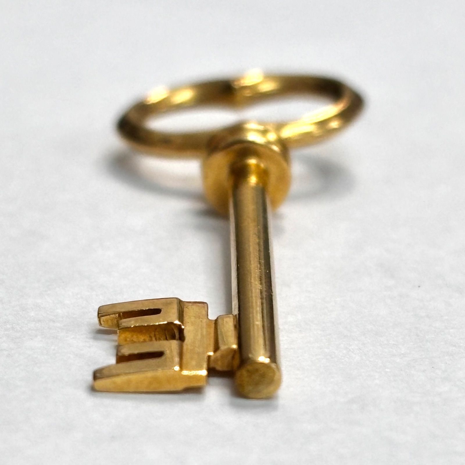 美品⭐️18金の鍵型チャーム】 使用貴金属 K18 33×12mm