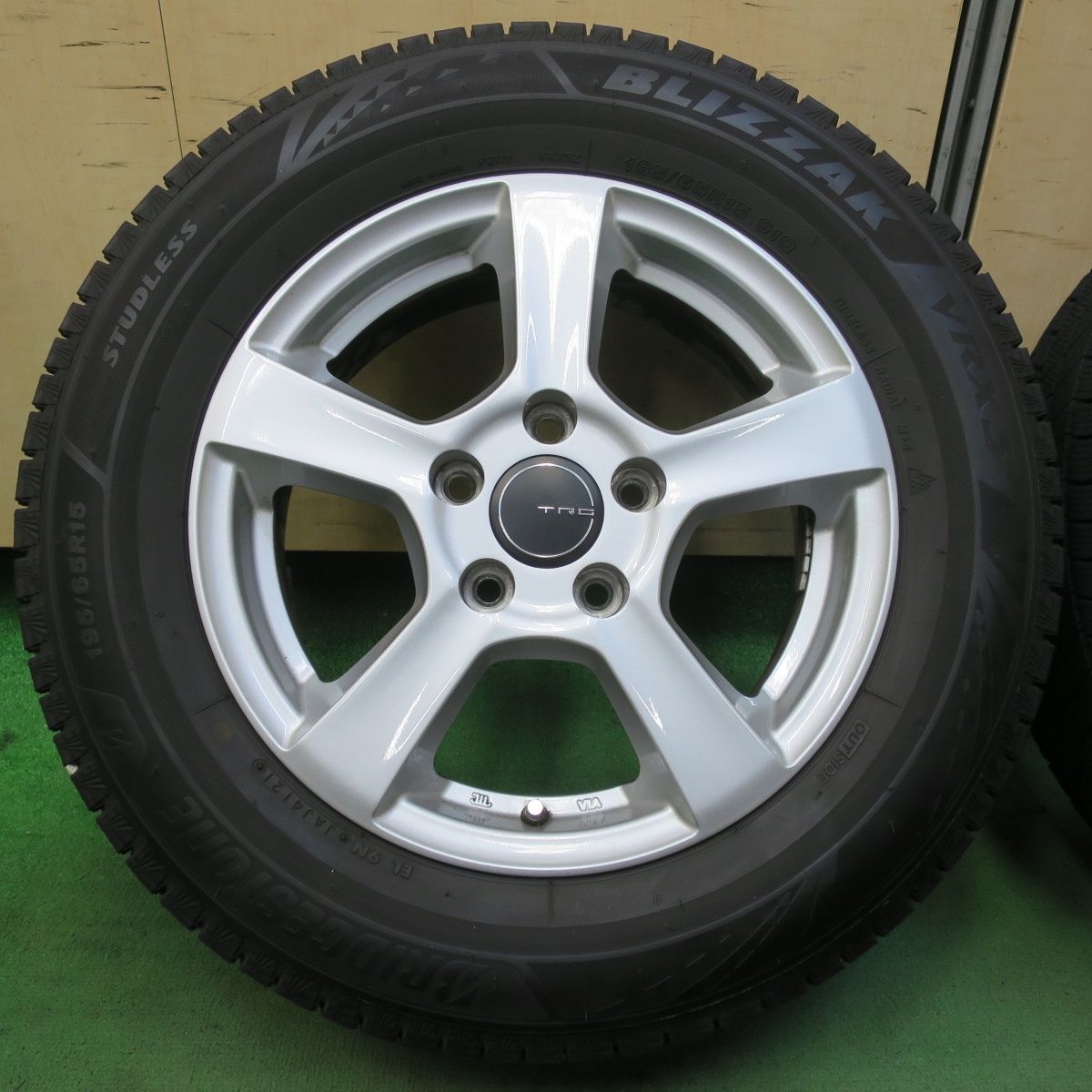 バリ溝 21年 キレイ 8.5分 アウディ ワーゲン 等 TRG 195|65R15 スタッドレス ブリヂストン ブリザック VRX3 15インチ PCD112|5H 5100703イス