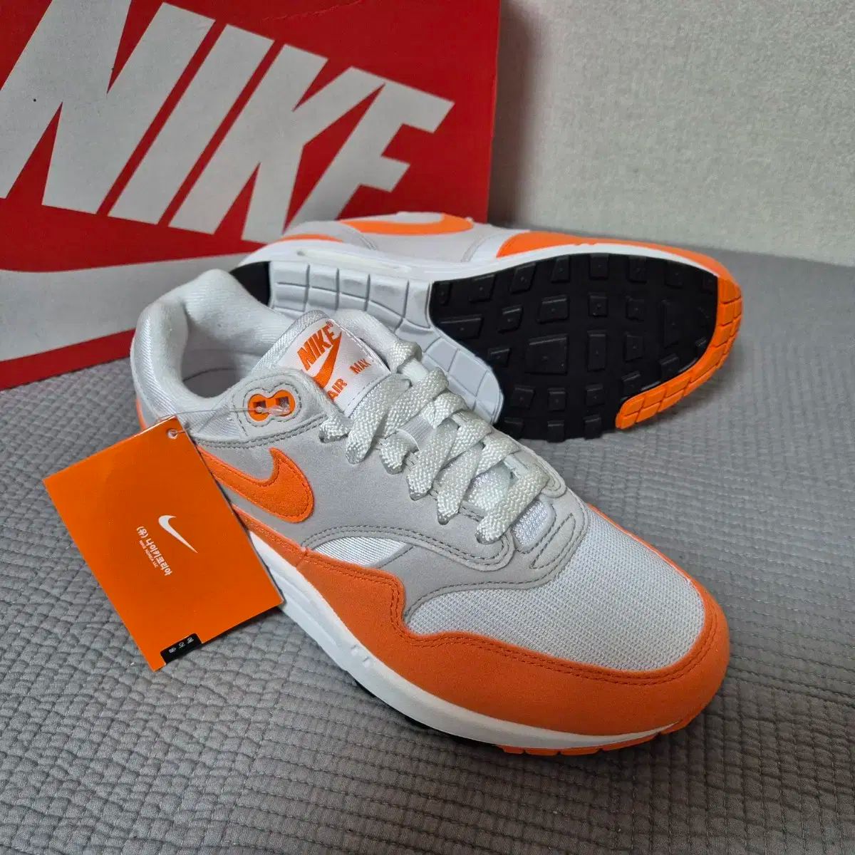 245 ） NIKE(ナイキ) ウィメンズ エアマックス 1 オレンジ (新品)