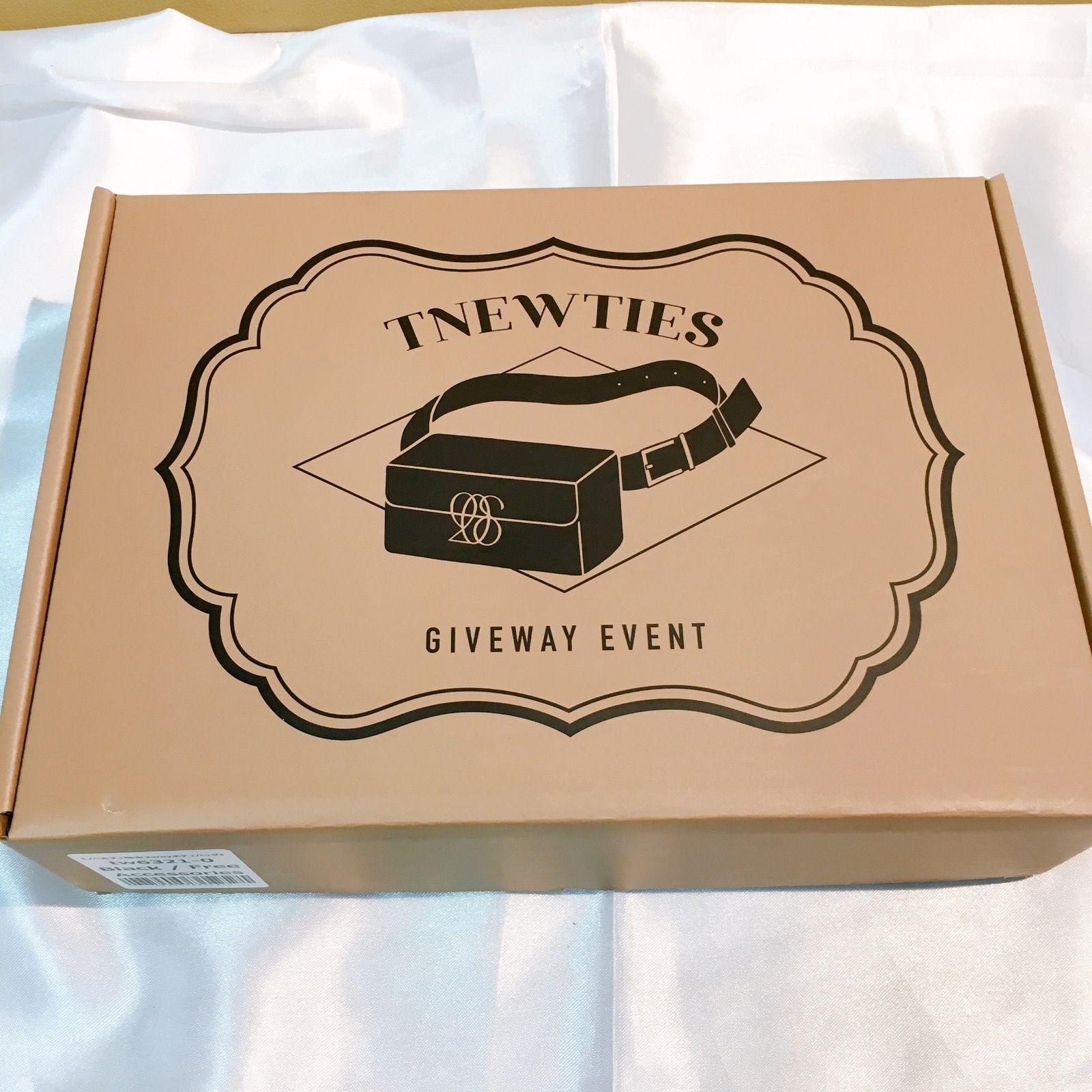 美品】Tnewties トゥエンティーズ ノベルティ 2way ボディバッグ 