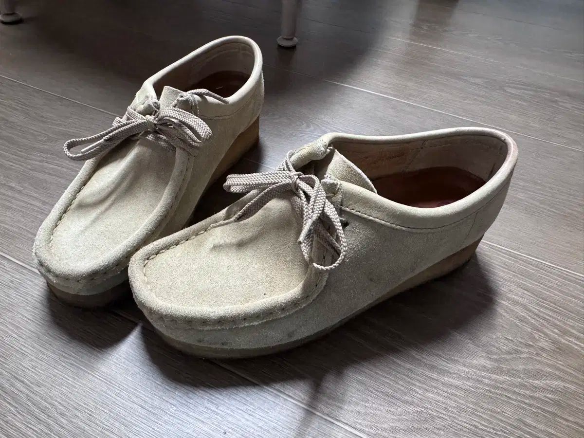 クラークス ワラビー ベージュ クレープソール クラークス 紐