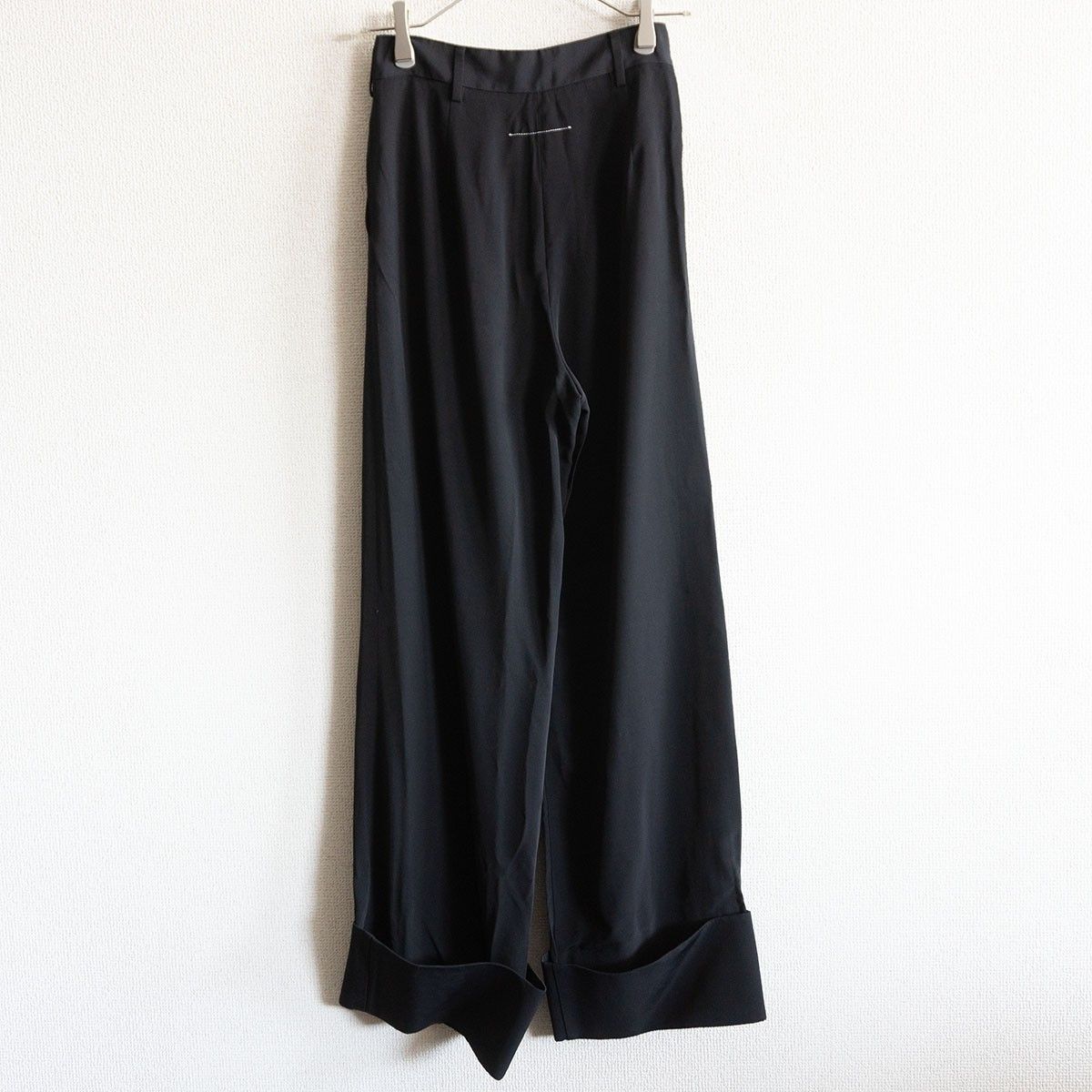 （新品タグ付き）MM6 Maison Margiela 黒 フレアパンツ 48 MM6 Maison Margiela ナンバーモチーフ フレアパンツ | ブラック