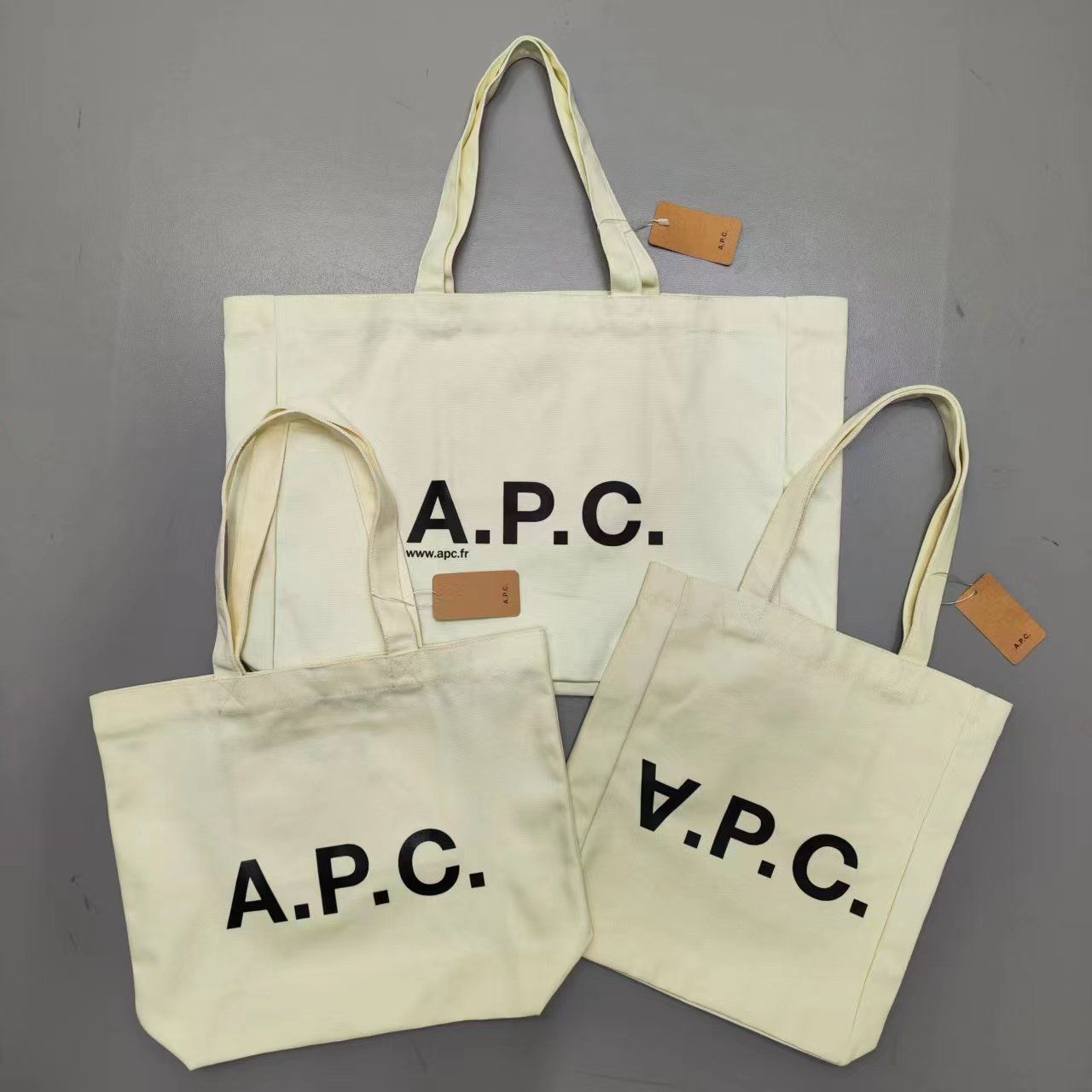 A.P.C. アーペーセー ノベルティトートバッグ 大容量 無地 - メルカリ