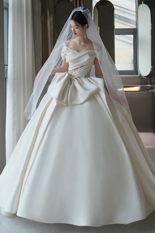 ウエディングドレス ドレス 床着くタイプ トレーンタイプと２種類 結婚式 披露宴 パーティー ステージ