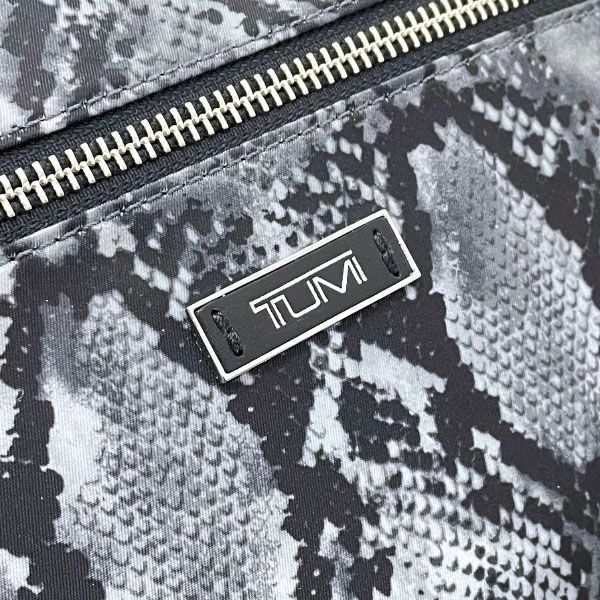 先進的な トゥミ ポーチ パイソン調プリント トラベルポーチ ナイロン グレー系 ブラック 黒 TUMI ポーチ 化粧ポーチ コスメポーチ コスメティックポーチ フック付き 吊り下げ トラベルケース マルチポーチ トラベルグッズ 旅行 吊るす 掛ける 小物入れ