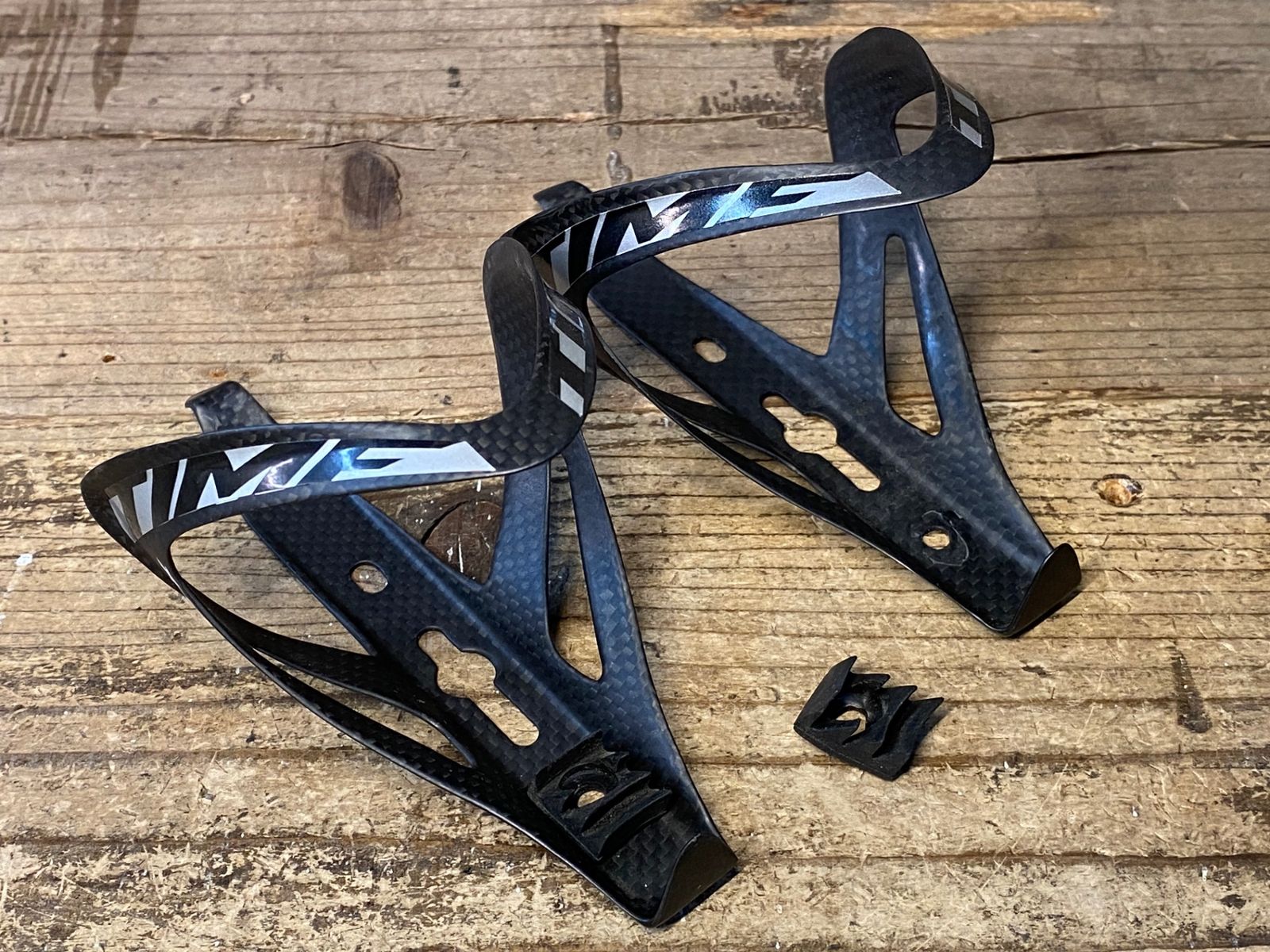 JA161 タイム TIME CARBON MATRIX カーボン ボトルケージ 2個セット 黒白