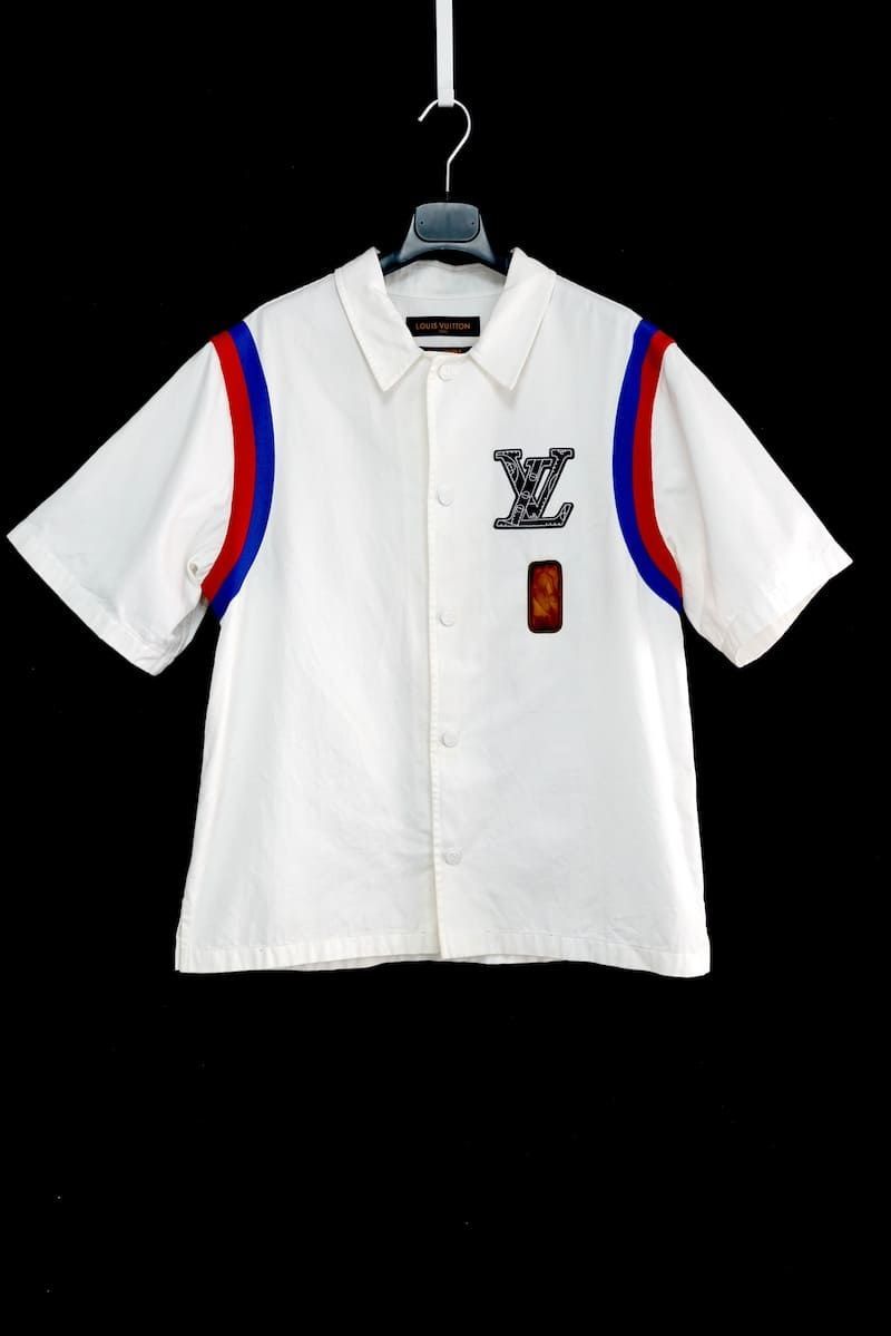 希少】LOUIS VUITTON5×NBAバックロゴレザーパッチ付き半袖シャツ