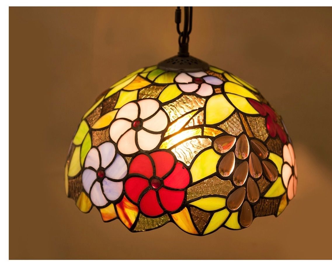 ティファニースタイルのステンドグラスシャンデリア、12羽のオウムの鳥