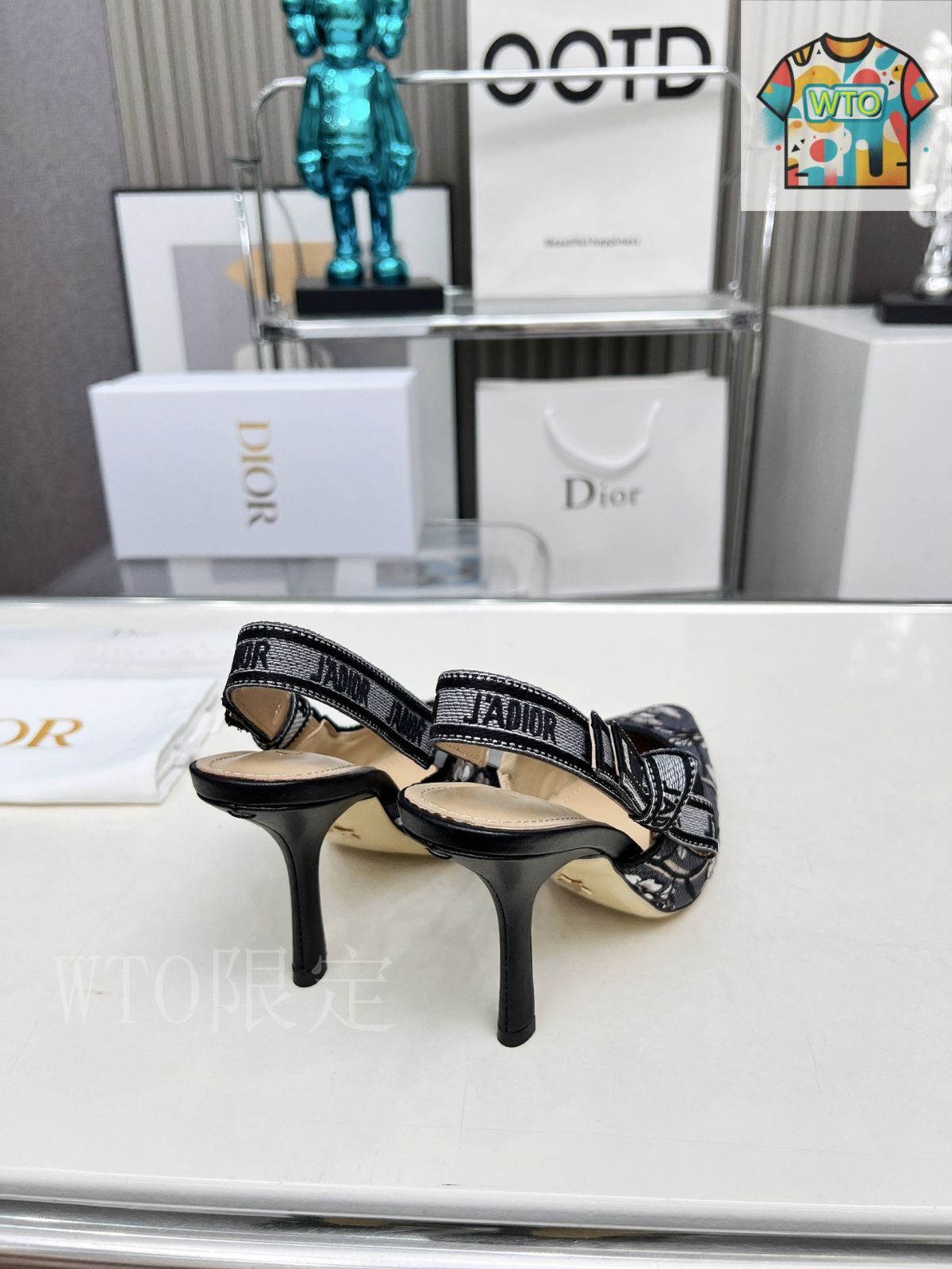 Dior 刺繍付き青サンダル 中ヒール シンプルだけどお洒落♪新作【Dior】C'EST DIOR ヒールスライド