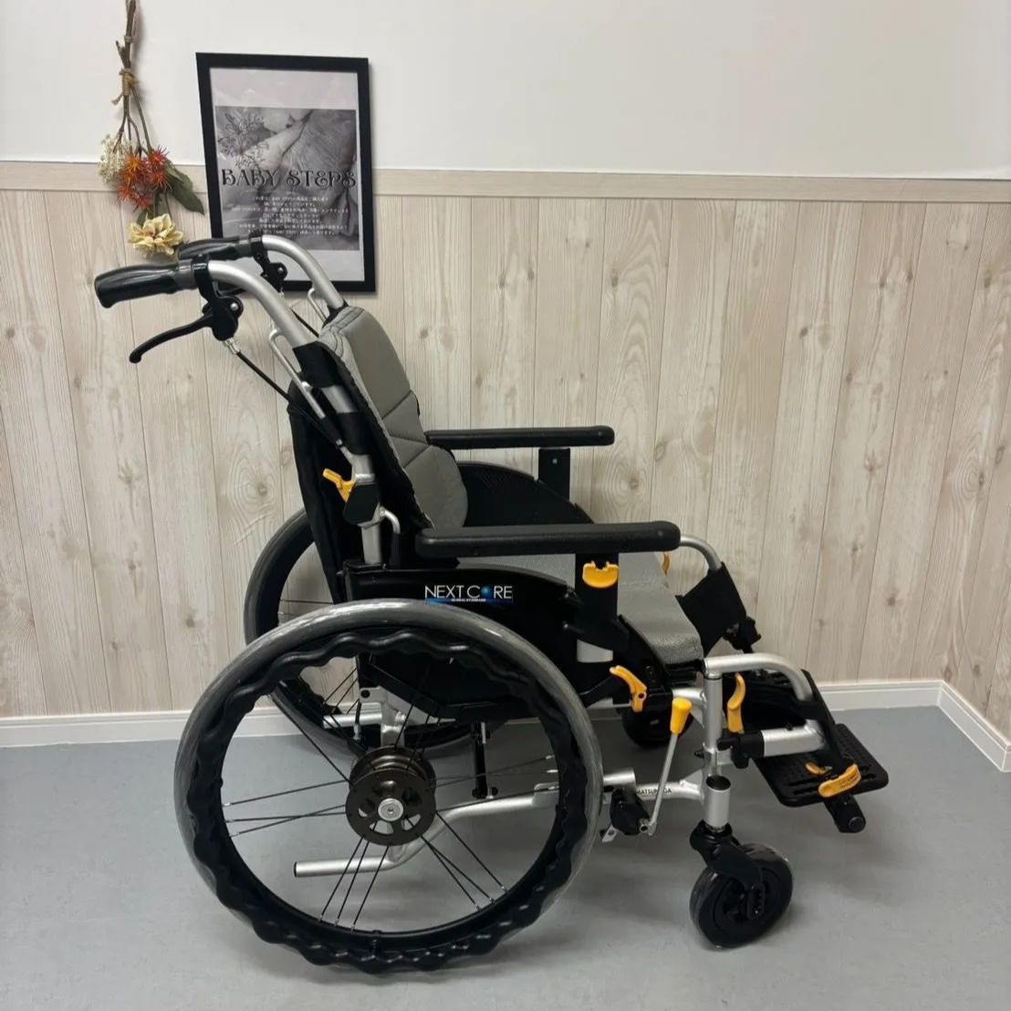 MiKiミキ車椅子MYU5-22赤／背張り調整ひじ昇降＆跳上げ脚部スイング